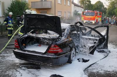 PKW Vollbrand in einem Wohngebiet in Kirchheim